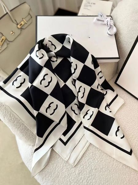 Designer women's printed square made of smooth spun fabric with multiple functions can be used as a scarf headband bag decoration ribbon 90X90cm - Fashion Collection - yakudashop
